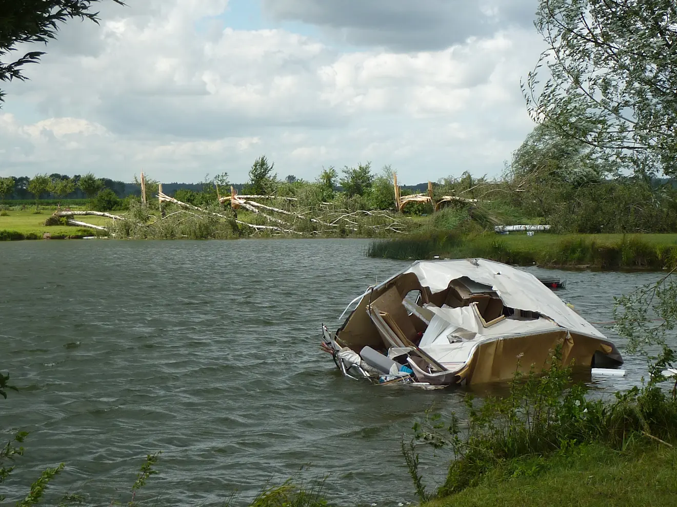 Beeld van de schade op de camping, na de valwind - Reinout van den Born