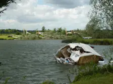 Beeld van de schade op de camping, na de valwind - Reinout van den Born