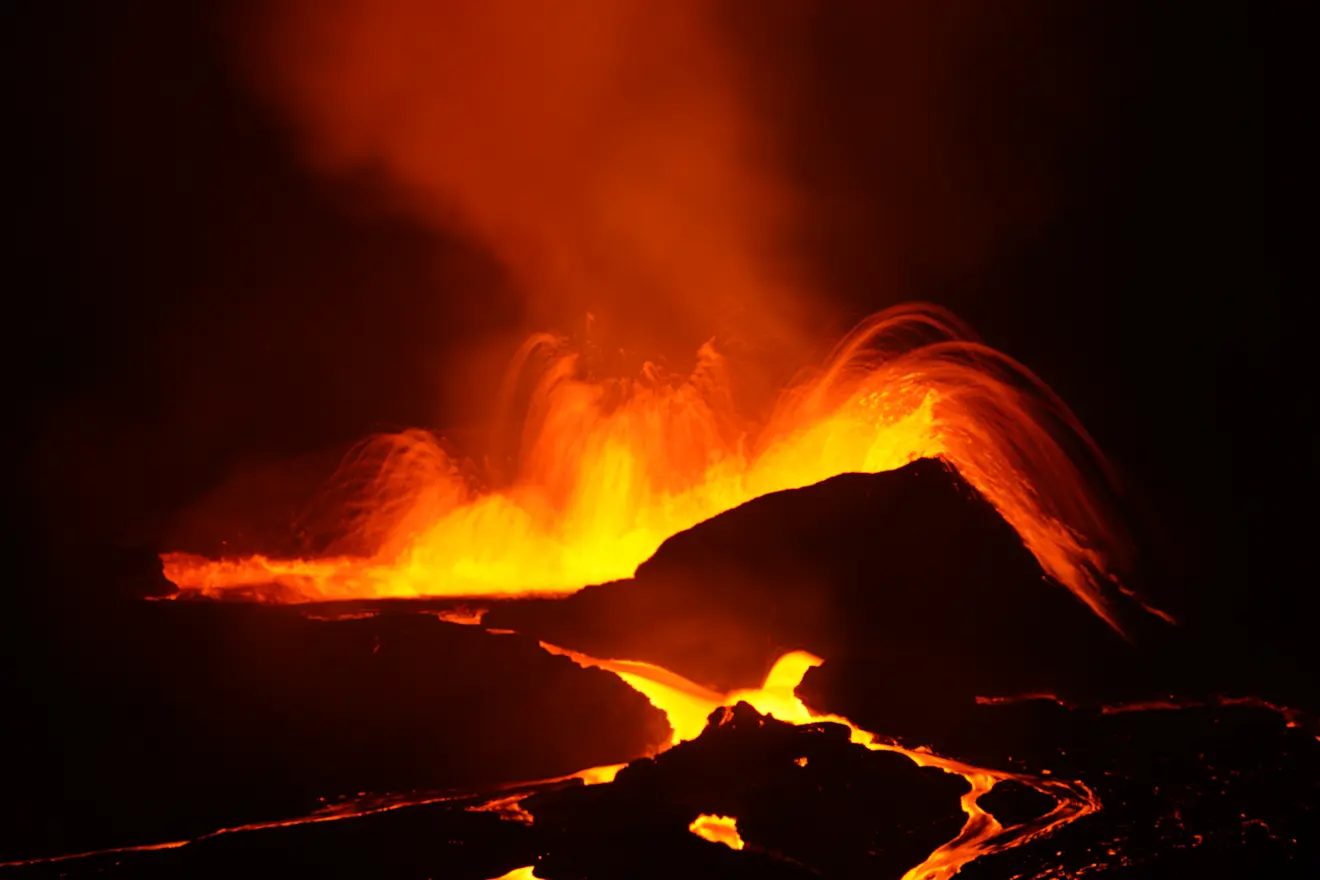 Spuitende en stromende lava op Reykjanes - Christian Albisser