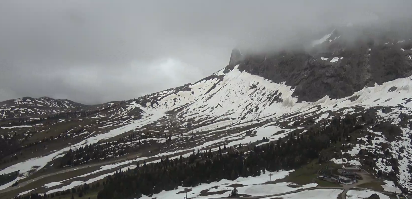 De Dolomieten in de buurt van Wolkenstein, in het Italiaanse Zuid-Tirol vanochtend. Bron: webcam.