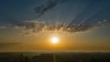 Zonsopkomst met onrustige wolken aan de lucht boven Hellevoetsluis - Simone Wiersma