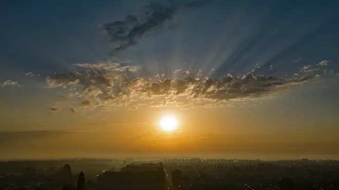 Zonsopkomst met onrustige wolken aan de lucht boven Hellevoetsluis - Simone Wiersma