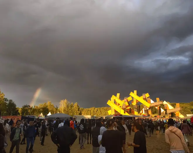 Een bui trekt langs het festivalterrein van Awakenings in Utrecht, afgelopen zaterdag 6 juli. Gerrit Hogeweg