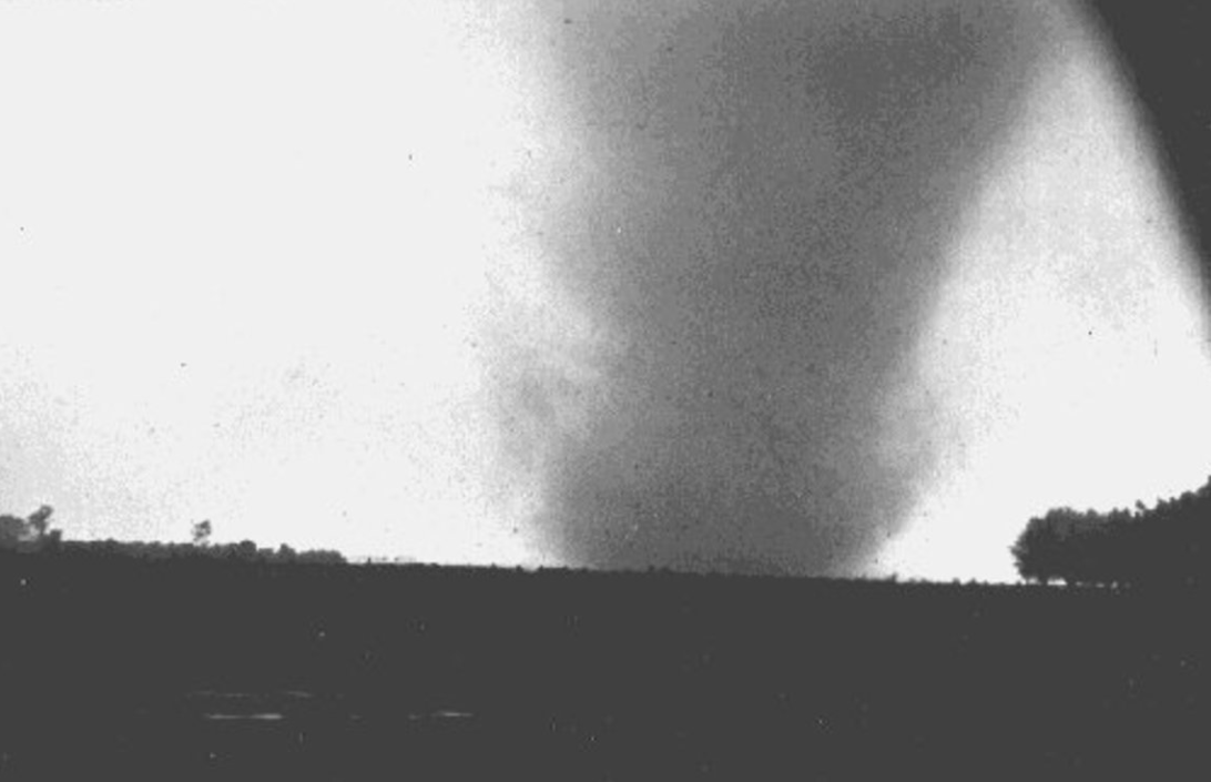 De tornado, in de buurt van het verkeersplein bij Deil - KNMI / A. C. Frenks resp. L.v. Ingen