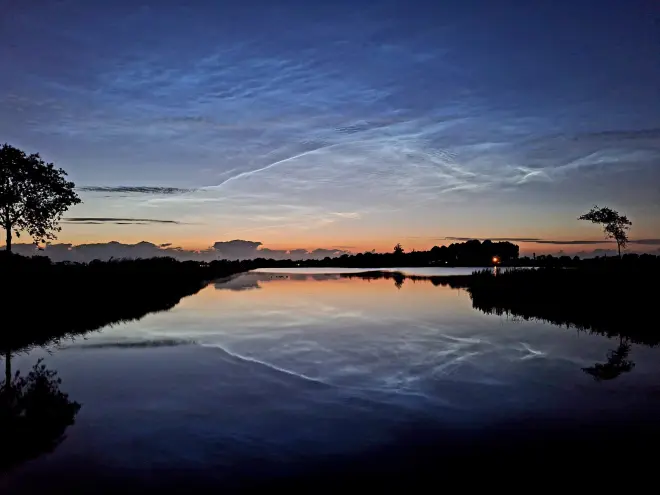 Lichtende nachtwolken boven Friesland - Tjitske Wiebenga