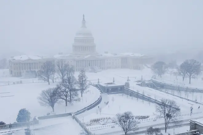 Het is morgen in de Amerikaanse hoofdstad Washington zo koud dat de beëdiging van de nieuwe Amerikaanse president Donald Trump naar binnen is verplaatst - USCapitol