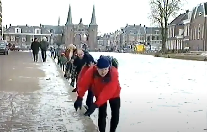 Slecht ijs in Sneek in de winter van 1996. Eén van de redenen waarom de Elfstedentocht dat jaar niet werd gehouden - still uit video