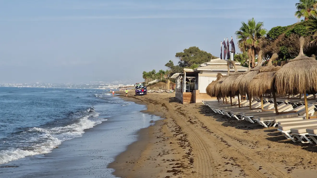 Het strand wordt steeds smaller - Reinout van den Born