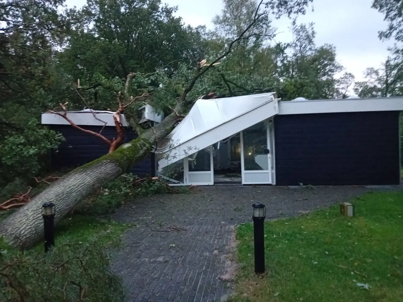 Ook op het toiletgebouw van de camping viel een boom - Giada de Koning