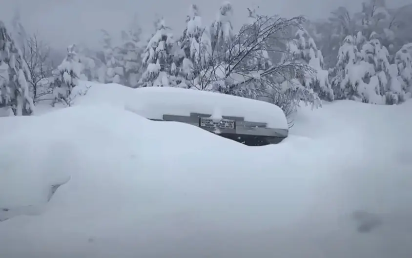 Een huis, verzonken in de sneeuw in het noorden van Turkije - still uit video