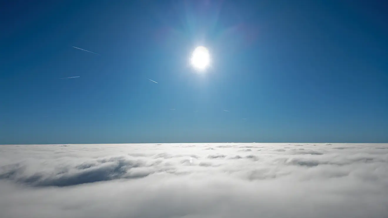 Spierwit en koud, de bovenkant van laaghangende bewolking - Simone Genna