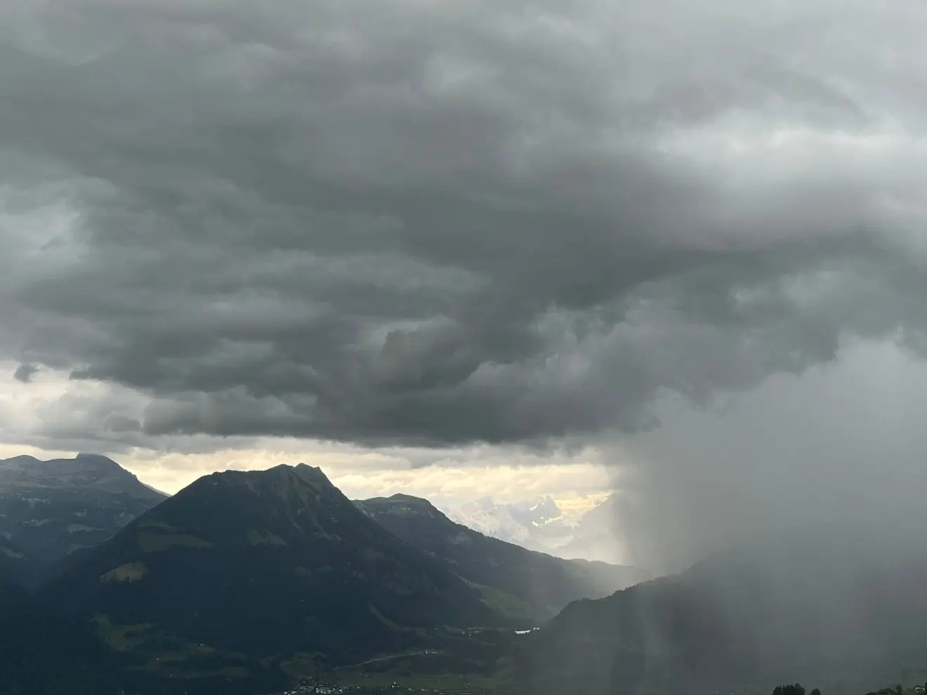 Een bui boven de Alpen in Zwitserland, bij Stalden - Karin Broekhuijsen