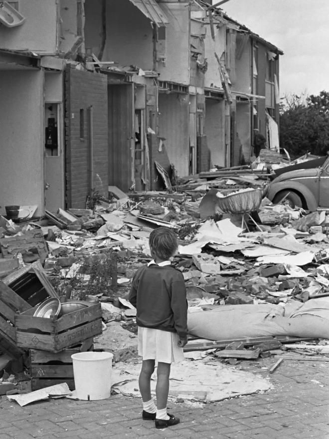 De schade in Tricht na de tornado - Ron Kroon / Anefo