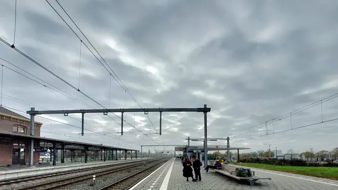 Eindelijk vallen gaatjes in de wolken - Ab Donker