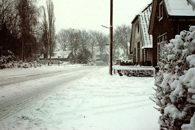 Sneeuw op de straat, het verkeer in Garderen had het er vaak moeilijk mee - Peter van den Born