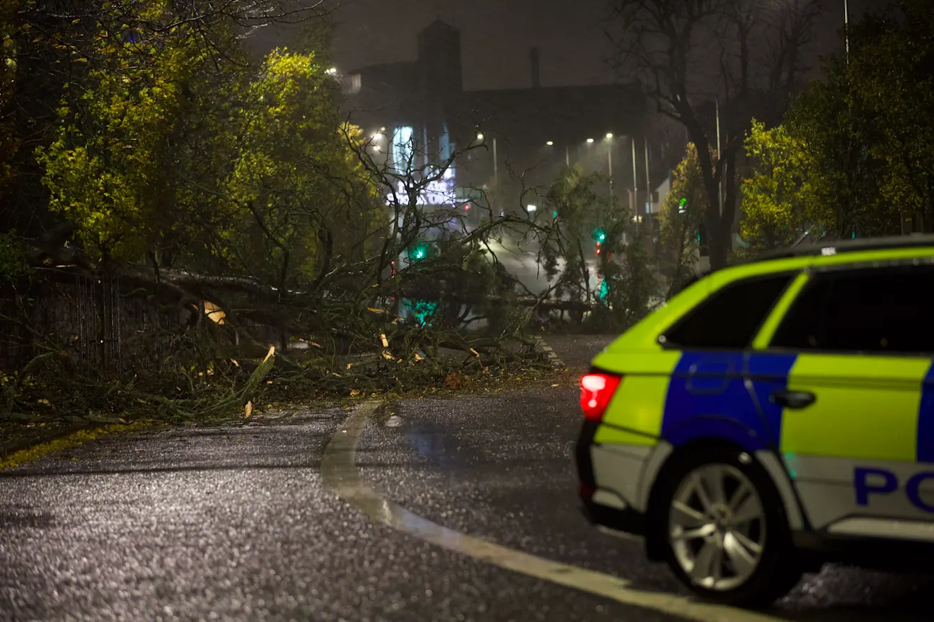 Ierland en het VK worden door de zware storm Darragh getroffen. Op diverse plaatsen zijn wegen afgesloten, zoals hier in Noord-Ierland - afbeelding via X.