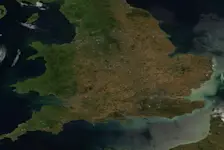 Door de droogte van de laatste maanden kleuren grote delen van Engeland steeds droger - satellietfoto
