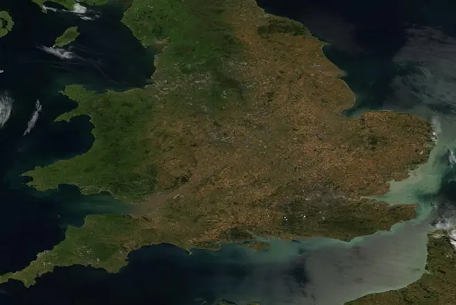 Door de droogte van de laatste maanden kleuren grote delen van Engeland steeds droger - satellietfoto