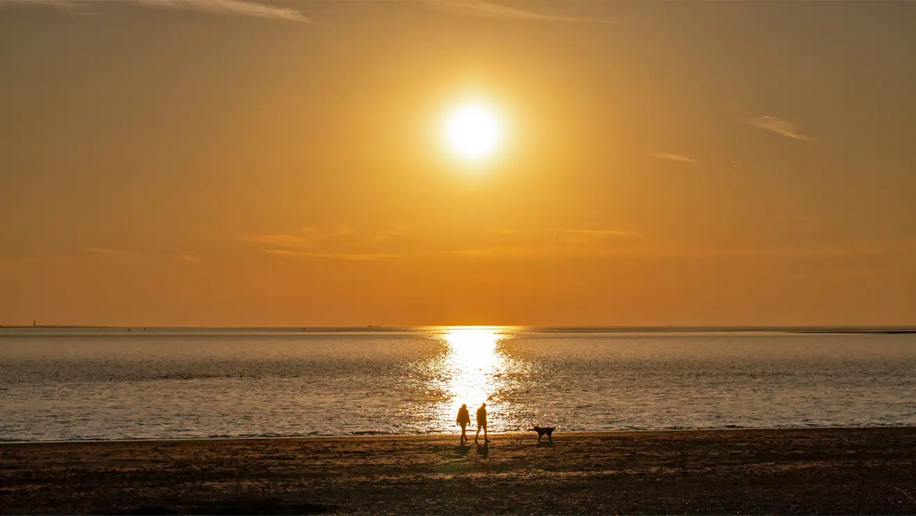 De zon gaat onder in Rockanje met wat Saharastof in de lucht - Simone Genna