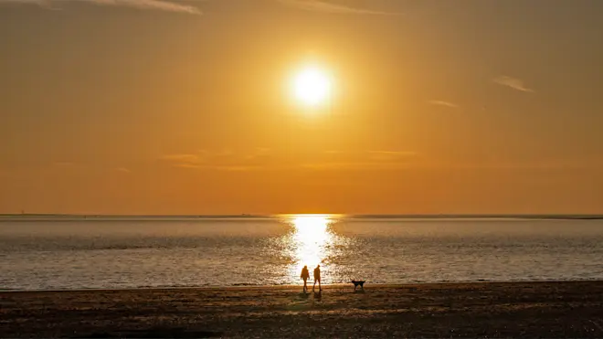 De zon gaat onder in Rockanje met wat Saharastof in de lucht - Simone Genna