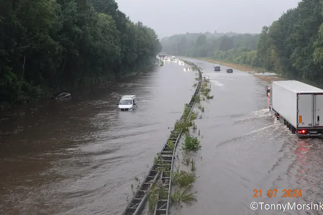 Een overstroomde A1 bij De Lutte - Tonny Morsink