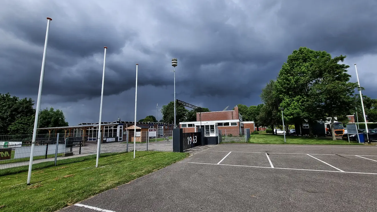 Een flinke bui nadert Roodeschool. Foto: Jannes Wiersema.