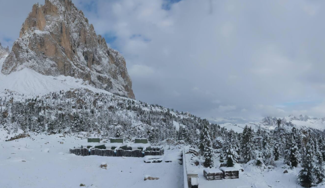 De bergen rond Wolkenstein in het noorden van Italië gingen gisteren in één klap van groen naar wit - Webcam