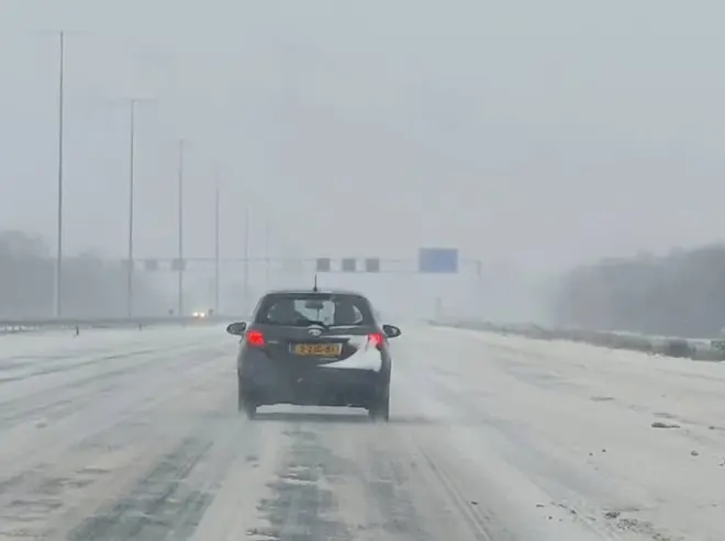 Op de weg was het op zondag 7 februari 2021 lastig rijden - Reinout van den Born