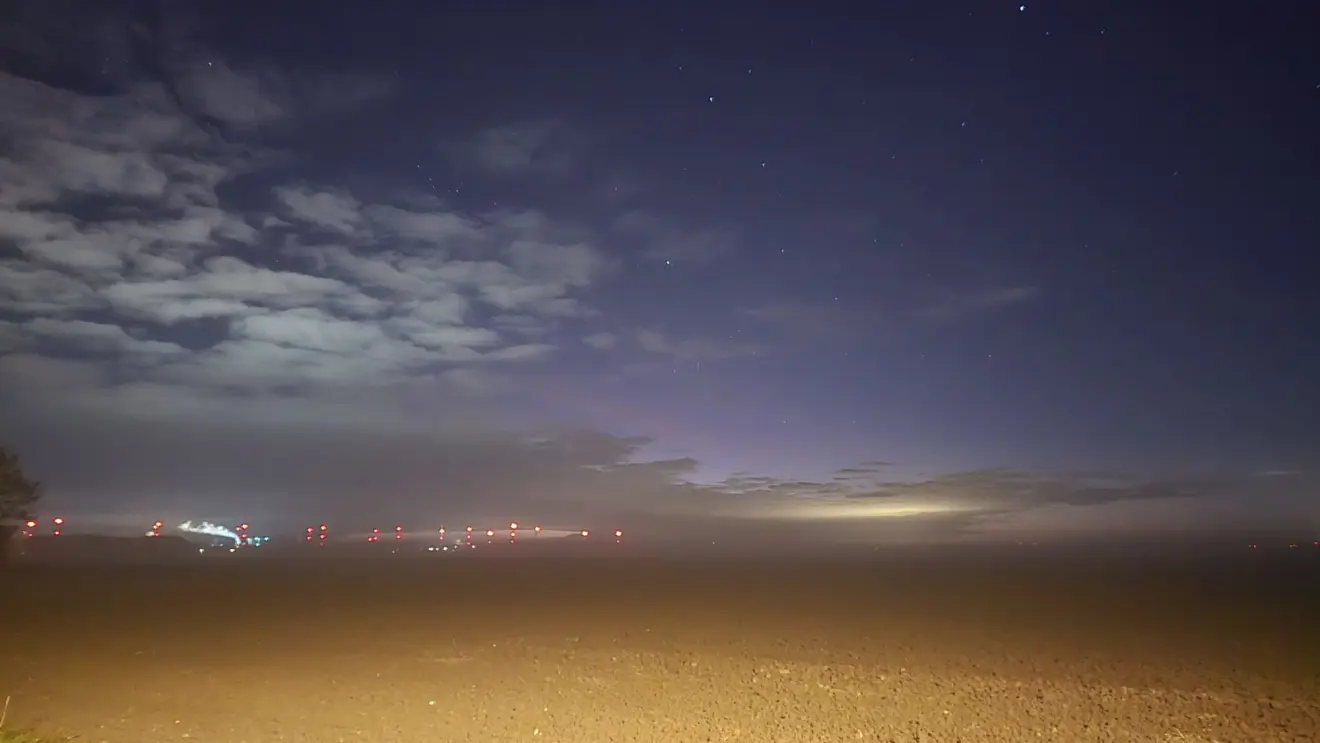 Grondmist in de nacht bij Roodeschool - Jannes Wiersema