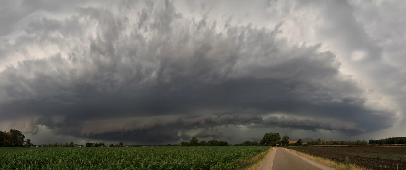 Een onweersbui met 'shelfcloud' nadert ergens boven Nederland. De bijbehorende windstoten richtten uiteindelijk flinke schade aan - Wikipedia