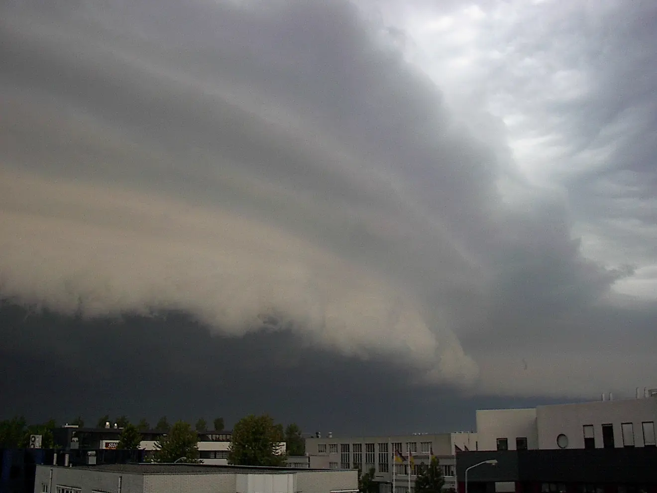 Een spectaculaire shelfcloud of wolkenkraag komt op 17 juli 2004 steeds dichterbij - Reinout van den Born