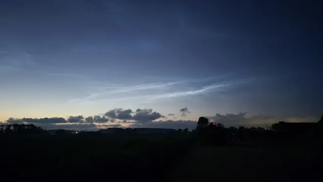 Lichtende nachtwolken vanuit Roodeschool - Jannes Wiersema