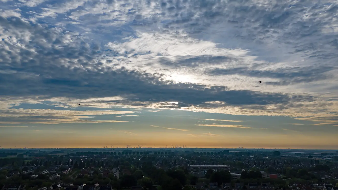 De eerste tekenen van onstabiliteit in de lucht waren vanochtend boven het zuidwesten van Nederland al te zien - Simone Wiersma