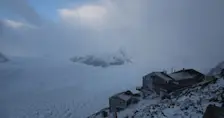 De Konkordiahütte in Zwitserland keek vanochtend weer uit over een besneeuwde Aletschgletsjer - webcambeeld