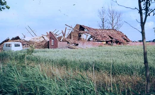 Schade aan een boerderij na de passage van de tornado - foto van site Bartje Struun