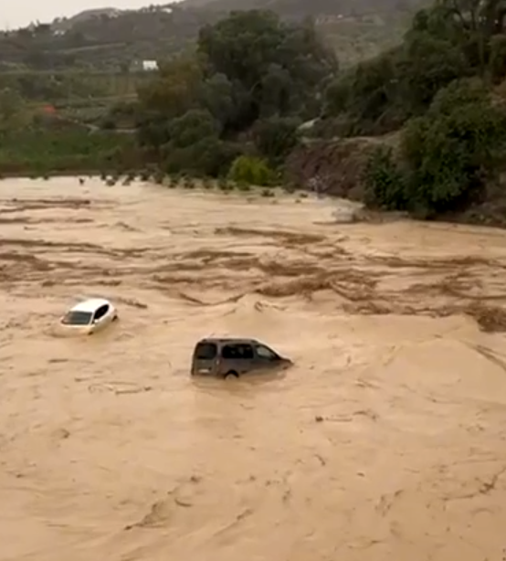 Auto's drijven mee in de rivier - Still uit video