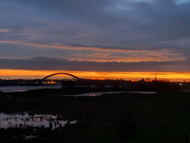 De zon komt na een frisse nacht op in Culemborg - John Oomen