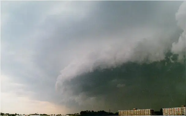 De rolwolk, horend bij het onweer, boven Rotterdam.