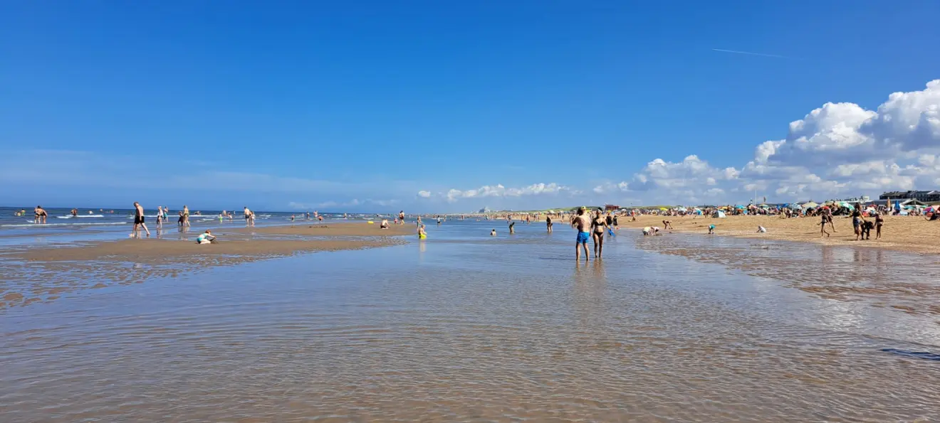 Tijdens zomerperiodes zoeken mensen massaal het strand en het water op. Dat is niet voor niets - Grieta Spannenburg