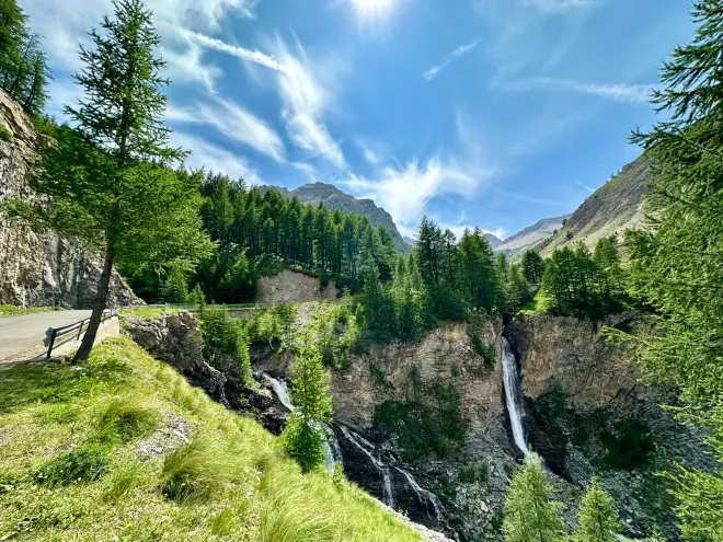 Een waterval in de Alpen in de buurt van Barcelonnette - Tycho van den Born