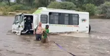 Een vrachtwagen is in het wassende water komen vast te zitten - still uit video