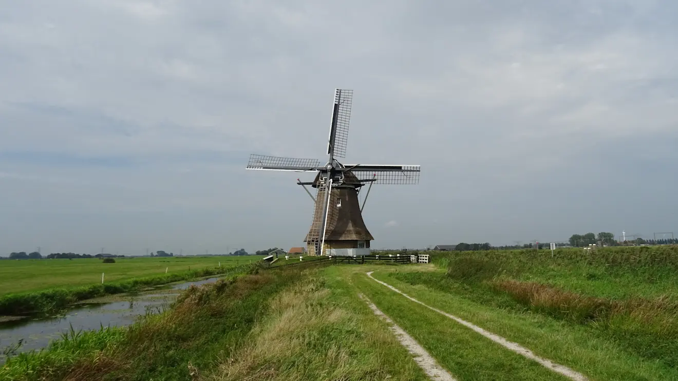 Wolken boven Friesland in Vegelinsoord. - Albert Thibaudier