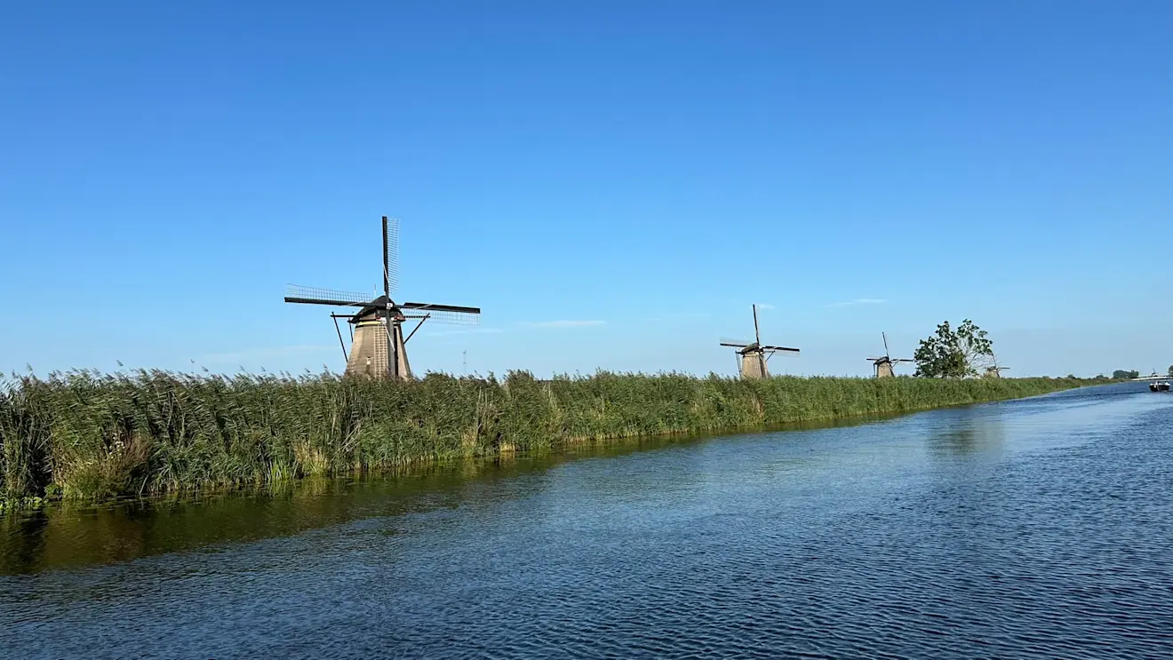 Blauwe lucht boven de molens - Jolanda Bakker