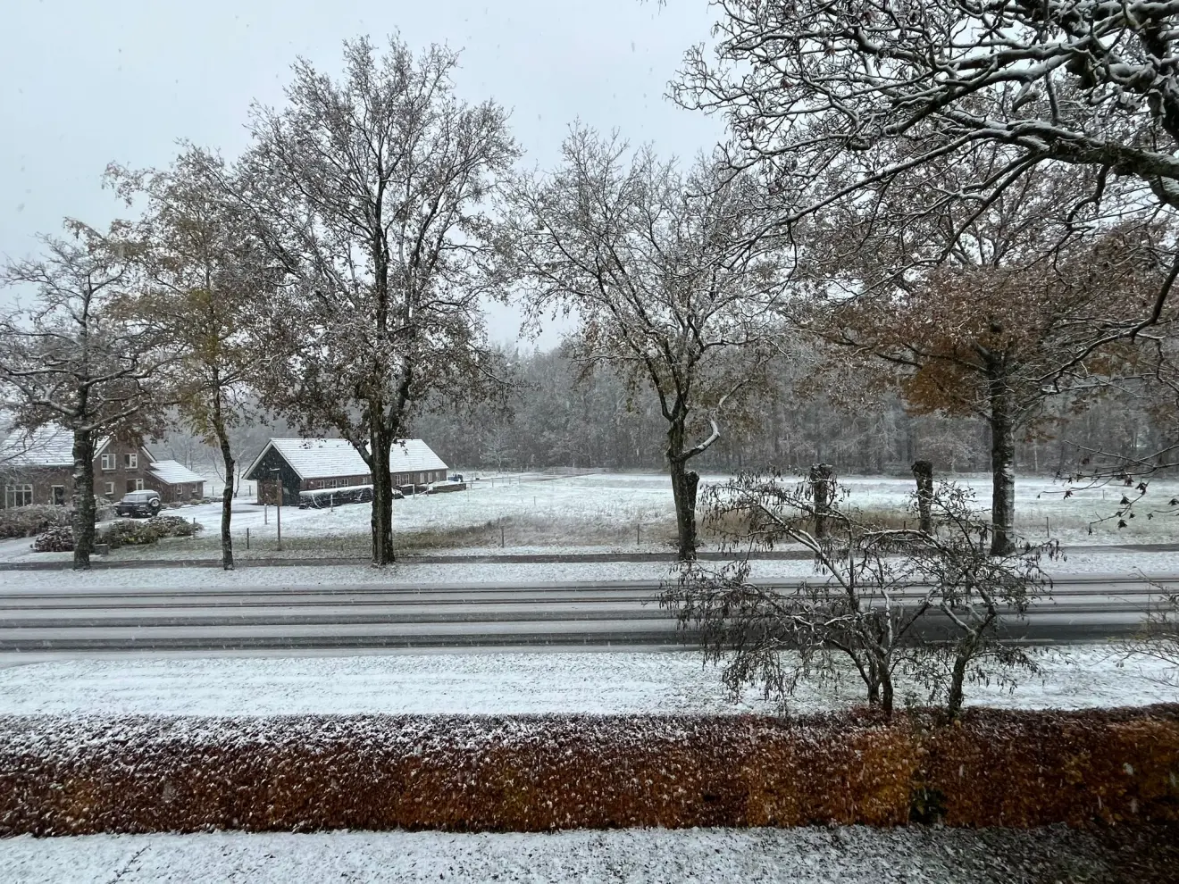 Ook op de weg in De Kiel in Drenthe kwam sneeuw terecht - Karin Broekhuijsen