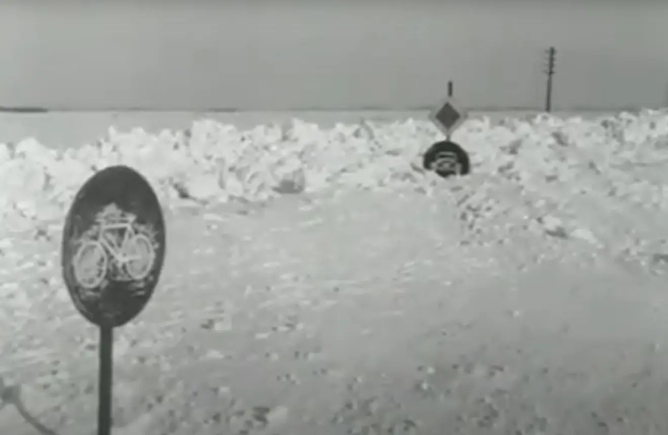 Bar winterweer in februari 1966 maakte hele gebieden onbereikbaar - Still uit video