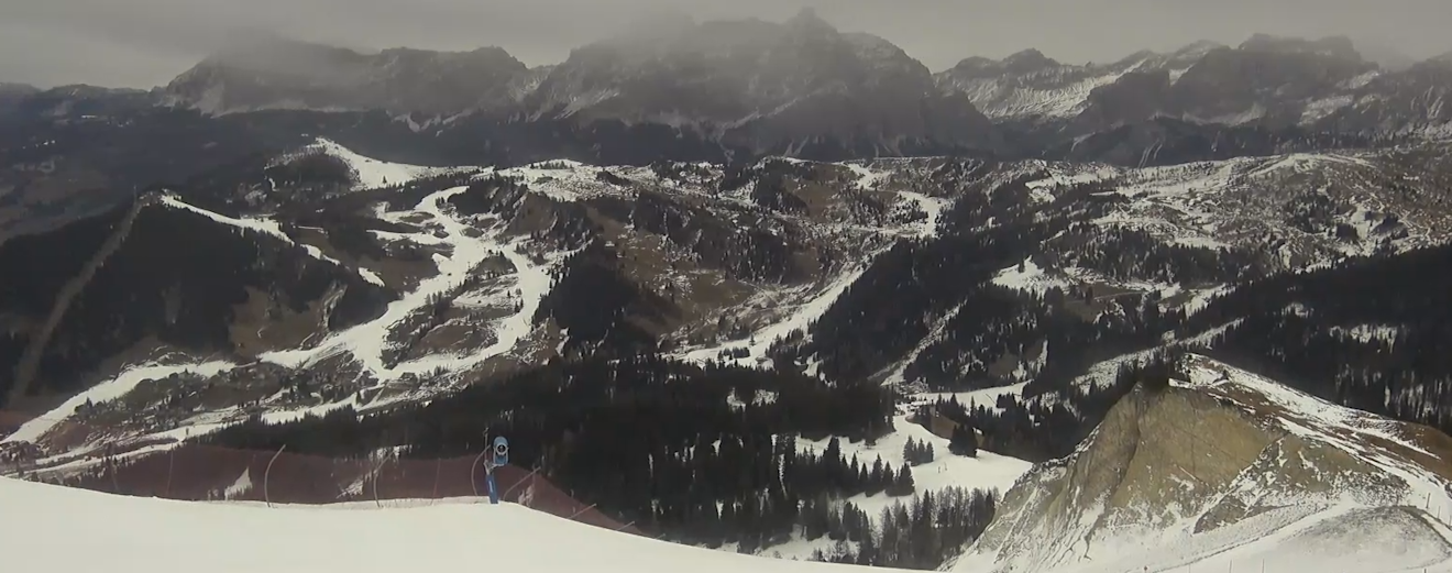 Een plaatje uit de Dolomieten van vanochtend. De pistes zijn wit, de omgeving kan nog sneeuw gebruiken - Webcam