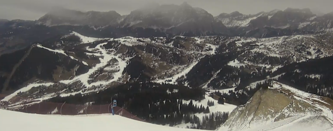 Een plaatje uit de Dolomieten van vanochtend. De pistes zijn wit, de omgeving kan nog sneeuw gebruiken - Webcam