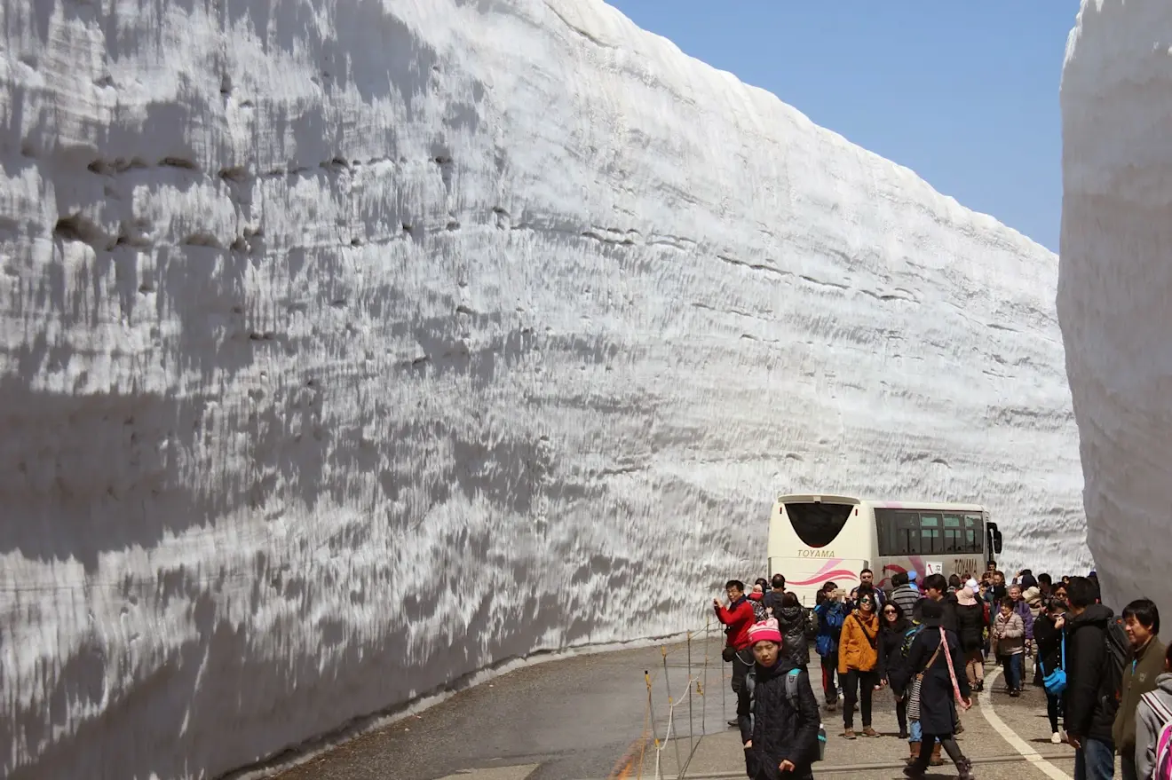 Muren van sneeuw langs een Japanse weg - Wikipedia