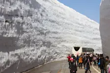 Muren van sneeuw langs een Japanse weg - Wikipedia