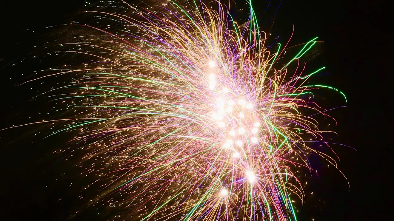 Vuurwerk, hoog in de lucht, heeft dit jaar tijdens de jaarwisseling een uitdaging met de wind - Jolanda Bakker